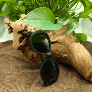 gafas de sol de bambú Livegens Black Planet negras sostenibles artesanales