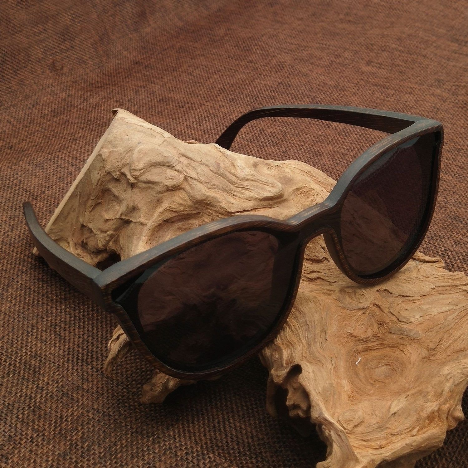 gafas de sol de madera Livegens Moonlight oscuras sostenibles