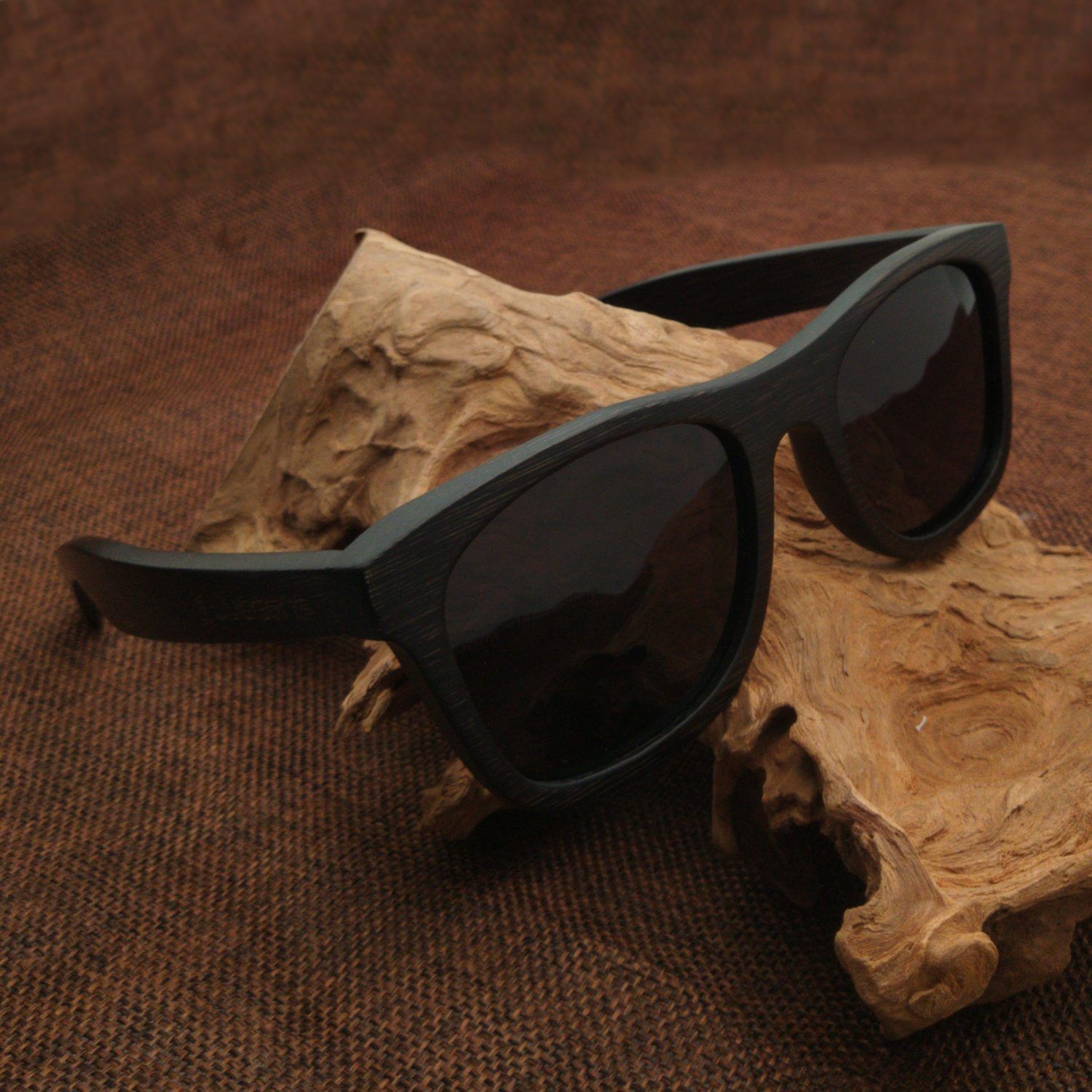 gafas de sol de bambú Livegens Blackpeak oscuras montura clásica sostenibles unisex