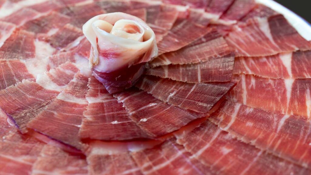 jamón ibérico de bellota sin aditivos loncheado en plato